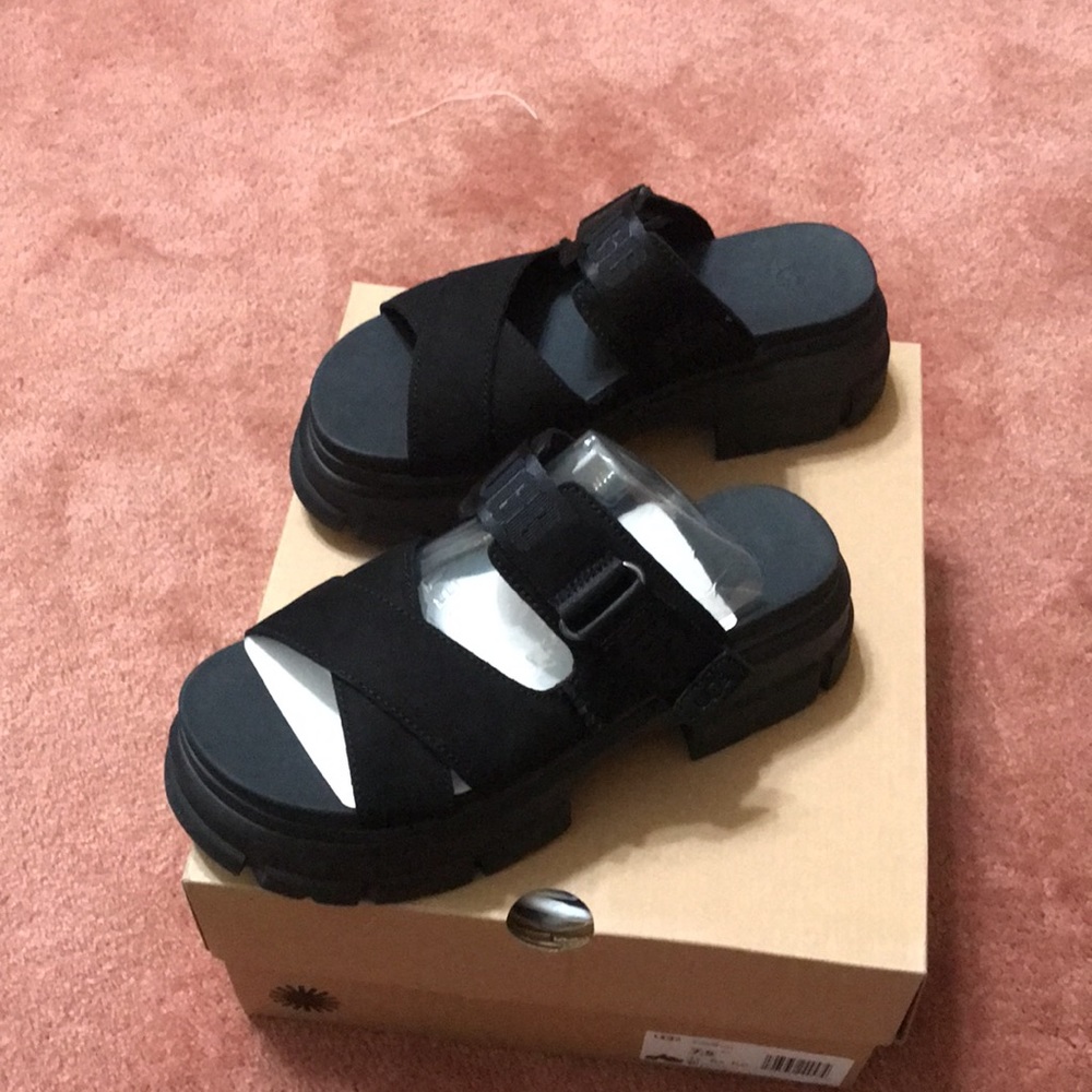 UGG brand new shoes with Velcro black - Picture 14 of 17